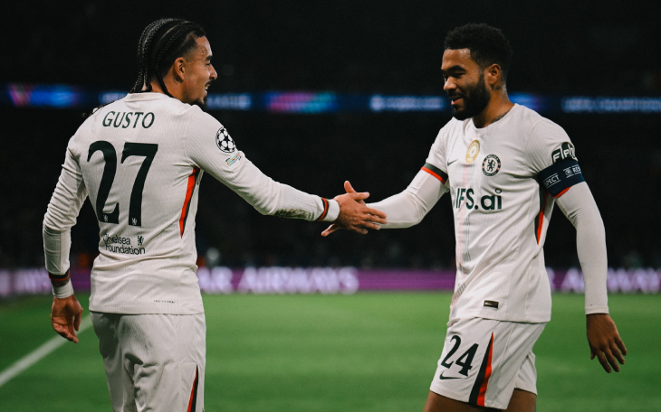 Мало Гюсто и Рис Джеймс празднуют гол