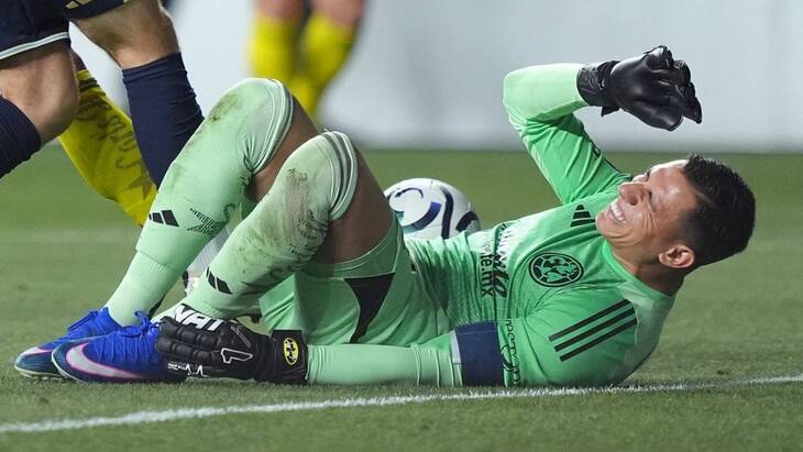 Луис Анхель Малагон держится за разорванный ахилл