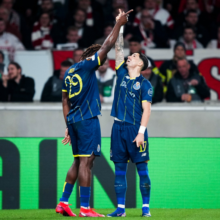 Теремас Моффи и Борха Сайнс празднуют гол