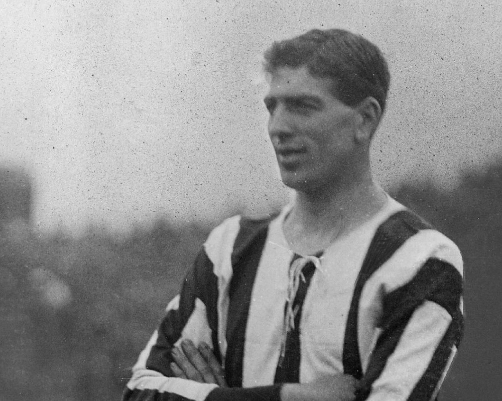 Билл МакКракен, защитник «Ньюкасла», сломавший футбол