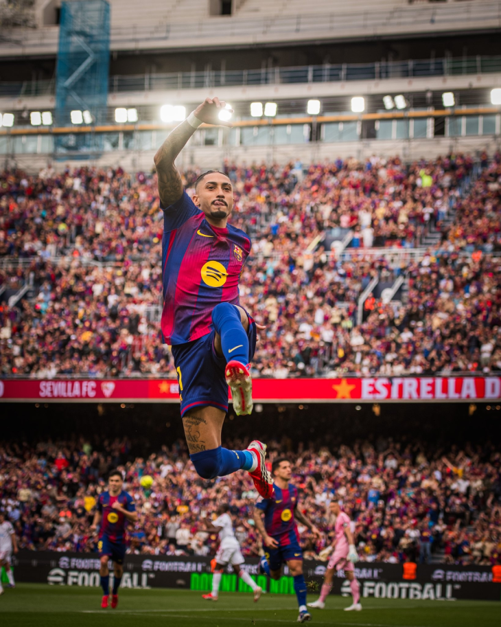 Рафинья празднует гол