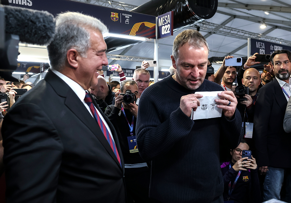 Жоан Лапорта и Ханси Флик голосуют на выборах президента «Барселоны» сразу после победы <A href='https://www.livesport.ru/football/2026/03/15/barcelona-sevilla-multionline/' target='_blank' class='link'>над «Севильей» 5:2</a>