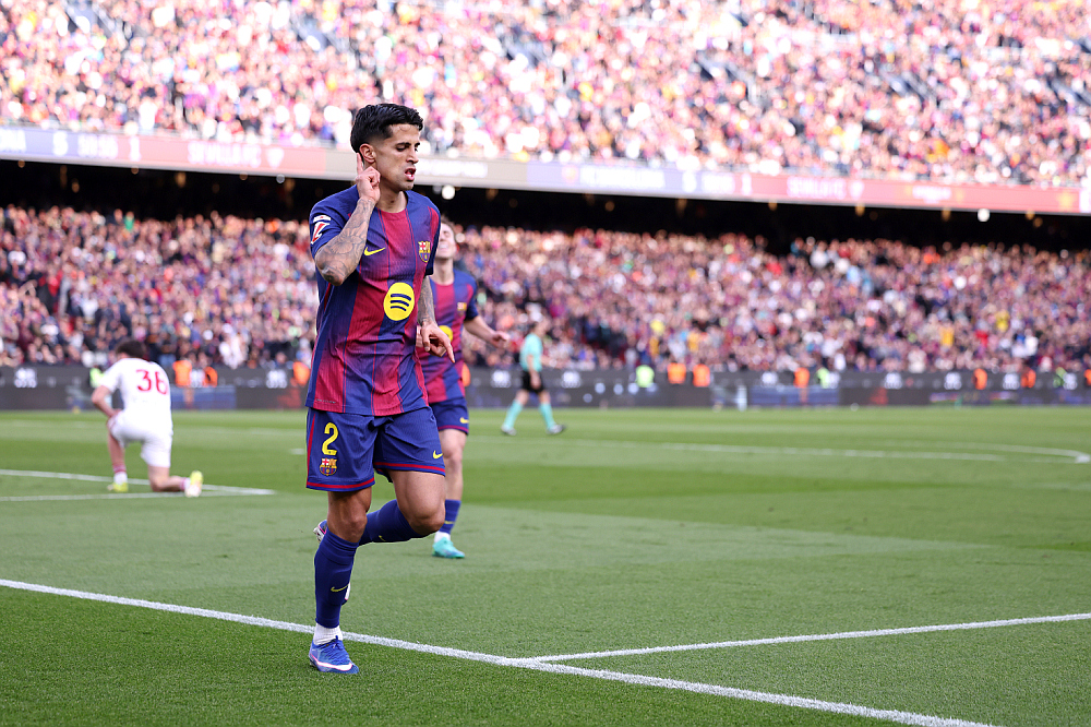 Жоау Канселу забивает гол в ворота «Севильи» на фоне полных трибун нового «Камп Ноу»