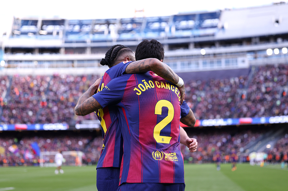 Жоау Канселу на фоне новых трибун