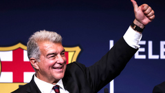 Жоан Лапорта, президент «Барселоны», празднует победу на выборах