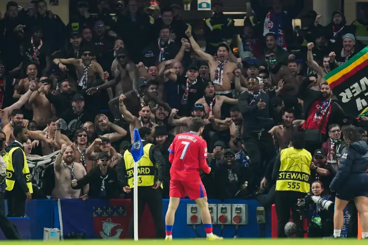 Хвича Кварацхелия празднует гол