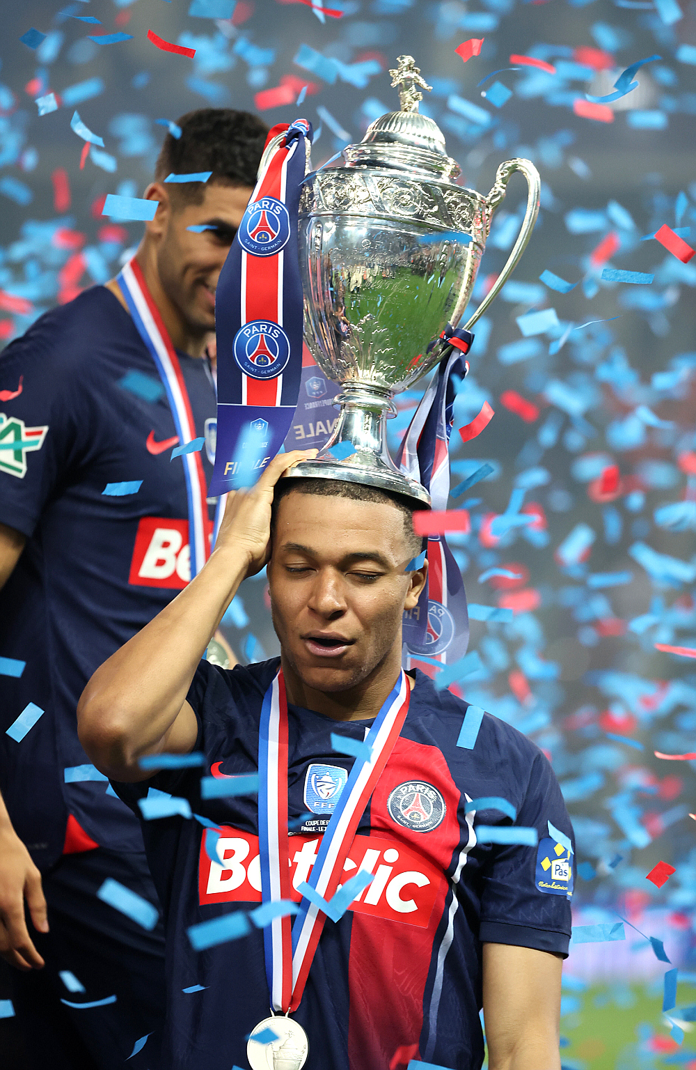 Килиан Мбаппе с кубком Франции. 2024 год