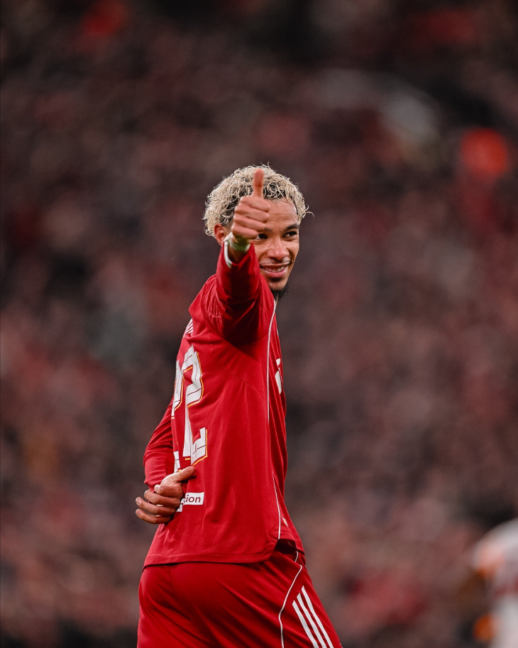 Уго Экитике празднует гол