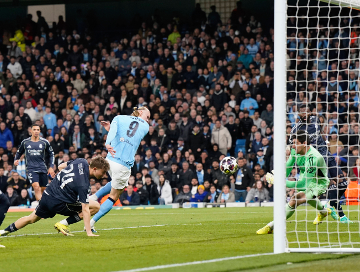 Куртуа отбивает удар Холанна