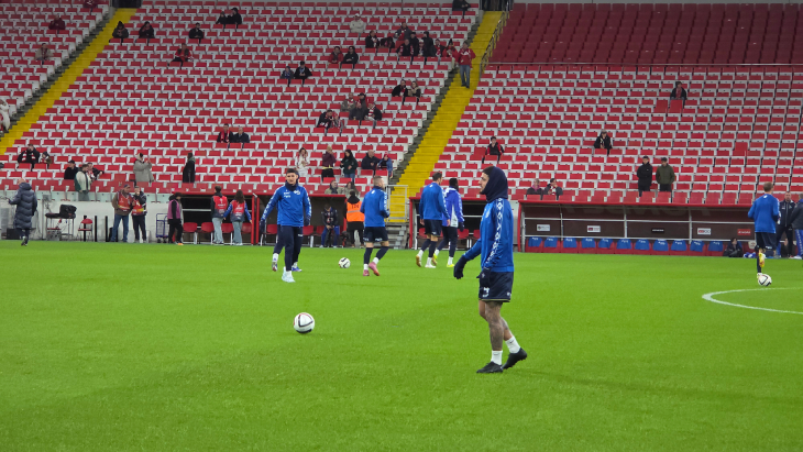 Футболисты «Динамо» на разминке