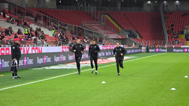 Арбитры на разминке перед матчем