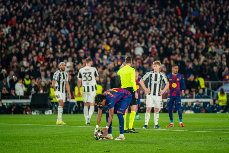 Ямаль готовится бить пенальти