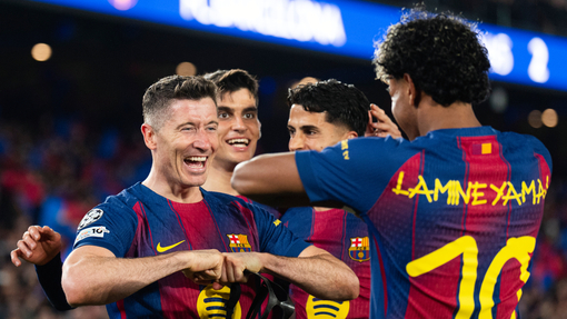 Игроки «Барселоны» празднуют гол 