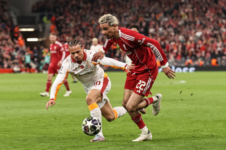 Юго Экитике с мячом