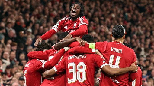 Игроки «Ливерпуля» празднуют гол 