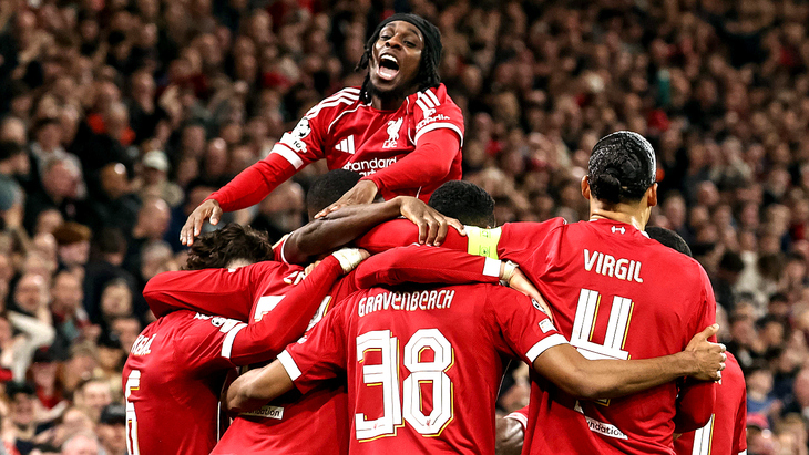 Игроки «Ливерпуля» празднуют гол