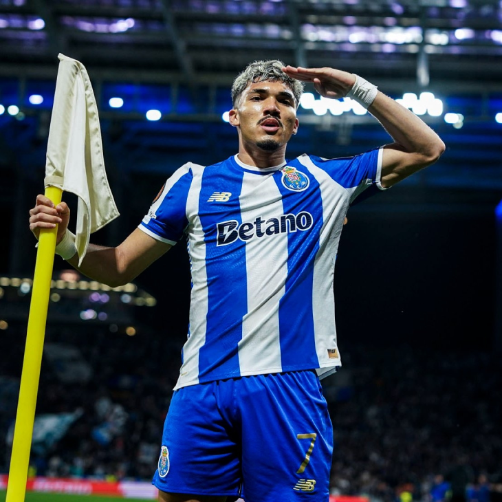 Виллиам Гомес празднует гол