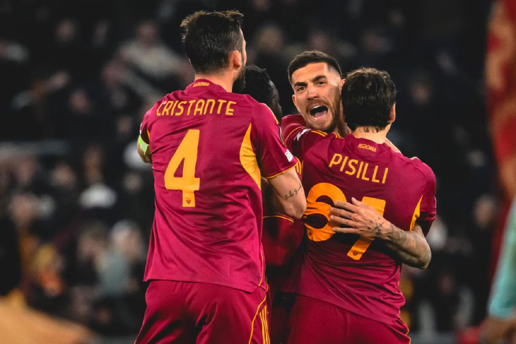 Игроки «Ромы» празднуют третий гол