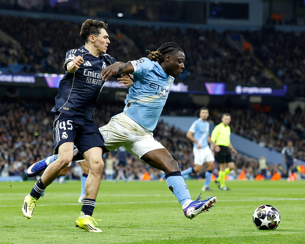 Тьяго Питарч (слева) в матче против «Манчестер Сити» (1:2)