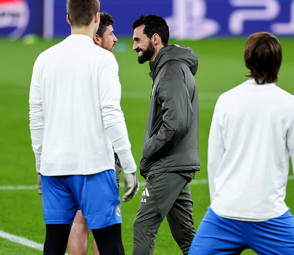 Альваро Арбелоа (в центре) на предматчевой разминке