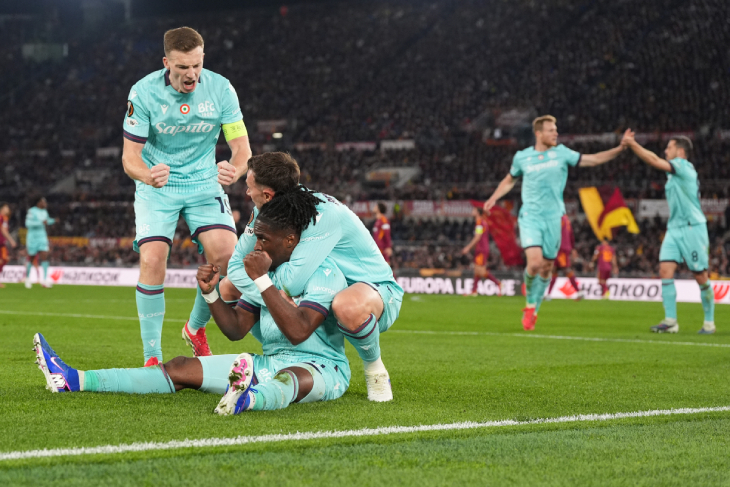 Джонатан Роу празднует гол