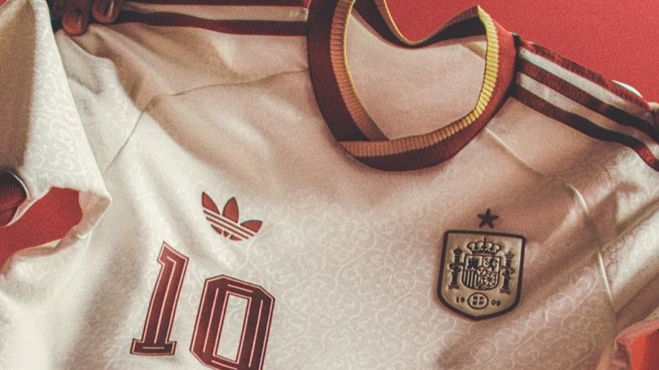 Второй комплект формы сборной Испании