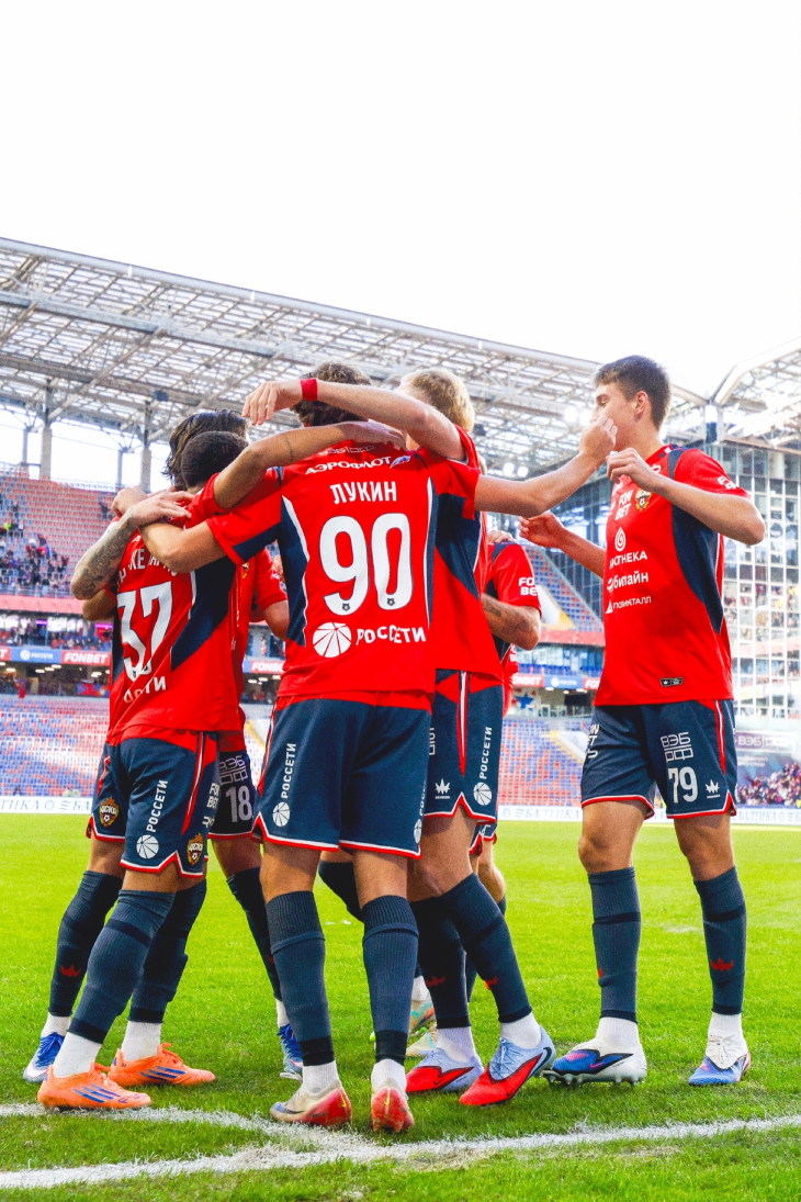 Игроки ЦСКА празднуют гол