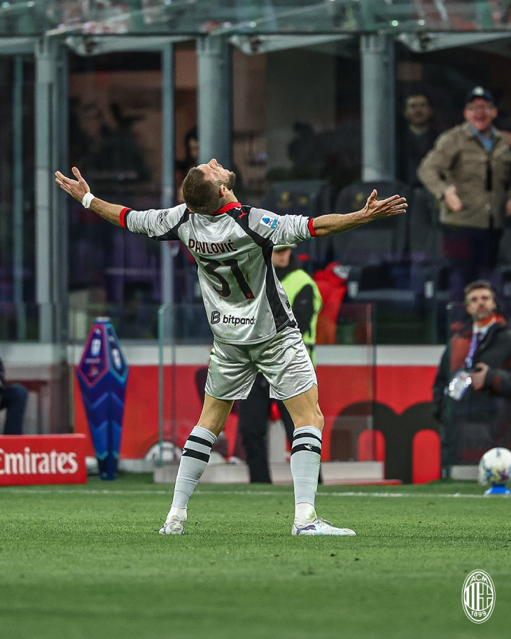 Страхиня Павлович празднует гол