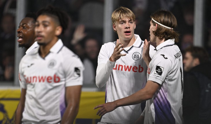 Натан Де Кат (в центре)