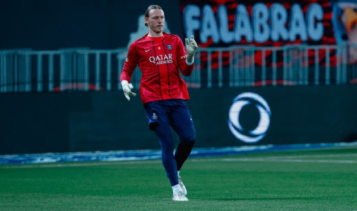 Матвей Сафонов на разминке