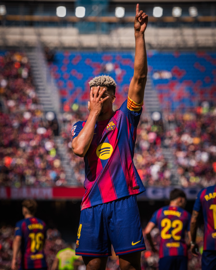 Рональд Араухо празднует гол