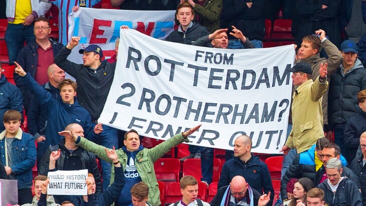 «From Rotterdam to Rotherham»? («Из Роттердама в Ротерем»?) — фанатский баннер о падении «Астон Виллы» в Чемпионшип в 2016 году