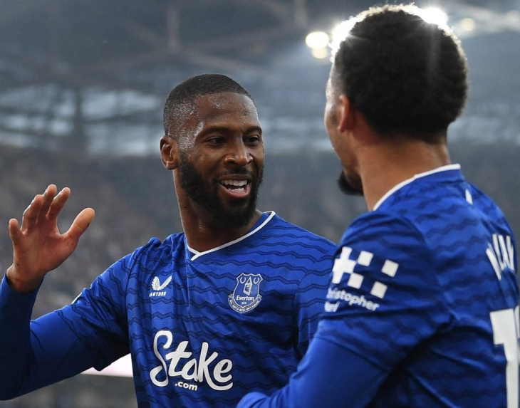 Бету и Ндиай празднуют гол