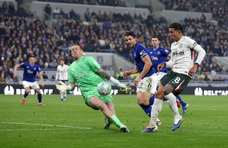 Пикфорд спасает после удара Энцо