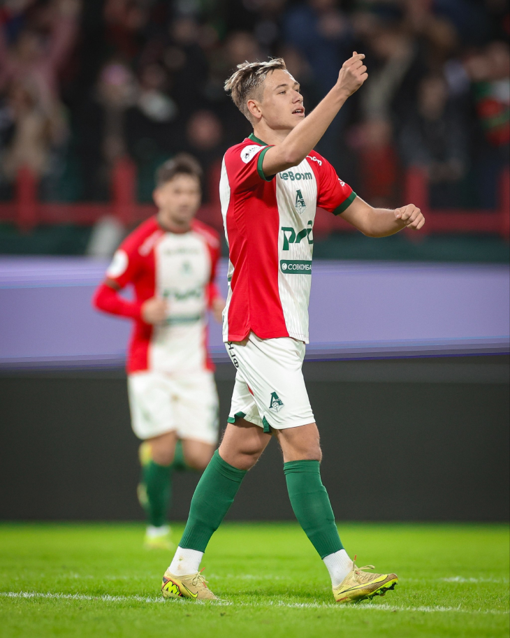 Алексей Батраков празднует гол