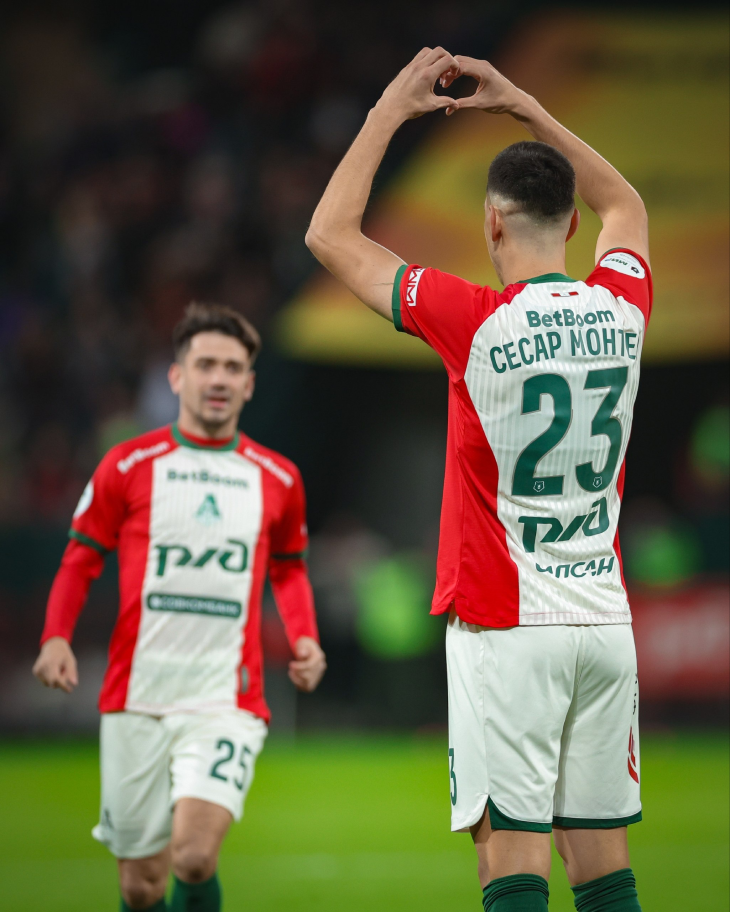 Сесар Монтес празднует гол