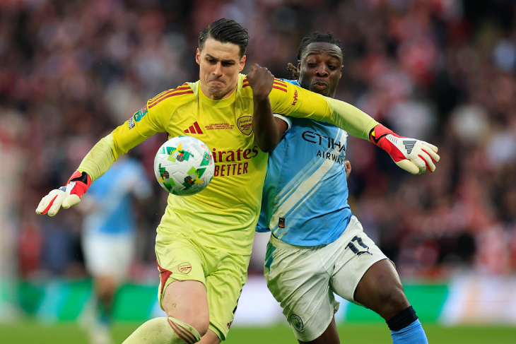 Кепа борется за мяч с Доку