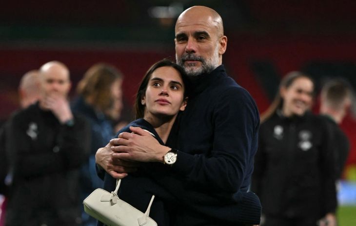 Хосеп Гвардиола и его дочь Мария на поле после матча