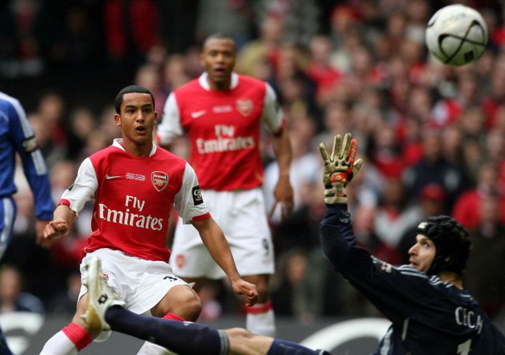 Тео Уолкотт и Петр Чех