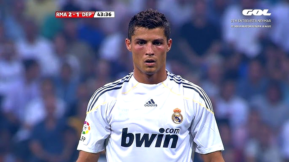 Криштиану Роналду в матче, в котором он забьёт первый мяч за «Реал». 28 июня 2009 года