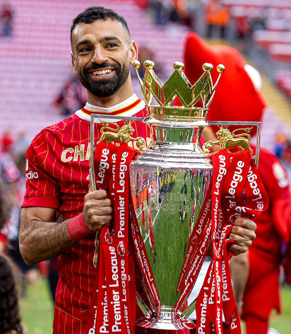 Мохамед Салах с кубком АПЛ. 26 мая 2025 года