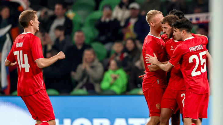 Игроки сборной России празднуют гол