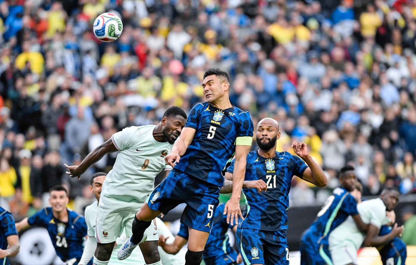 Каземиро в матче против сборной Франции