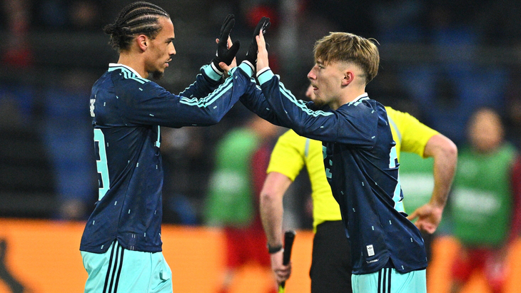 Леннарт Карл (справа) выходит на замену