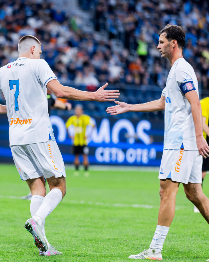 Александр Соболев и Александр Ерохин празднуют гол