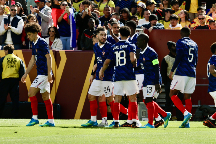 Игроки сборной Франции празднуют гол