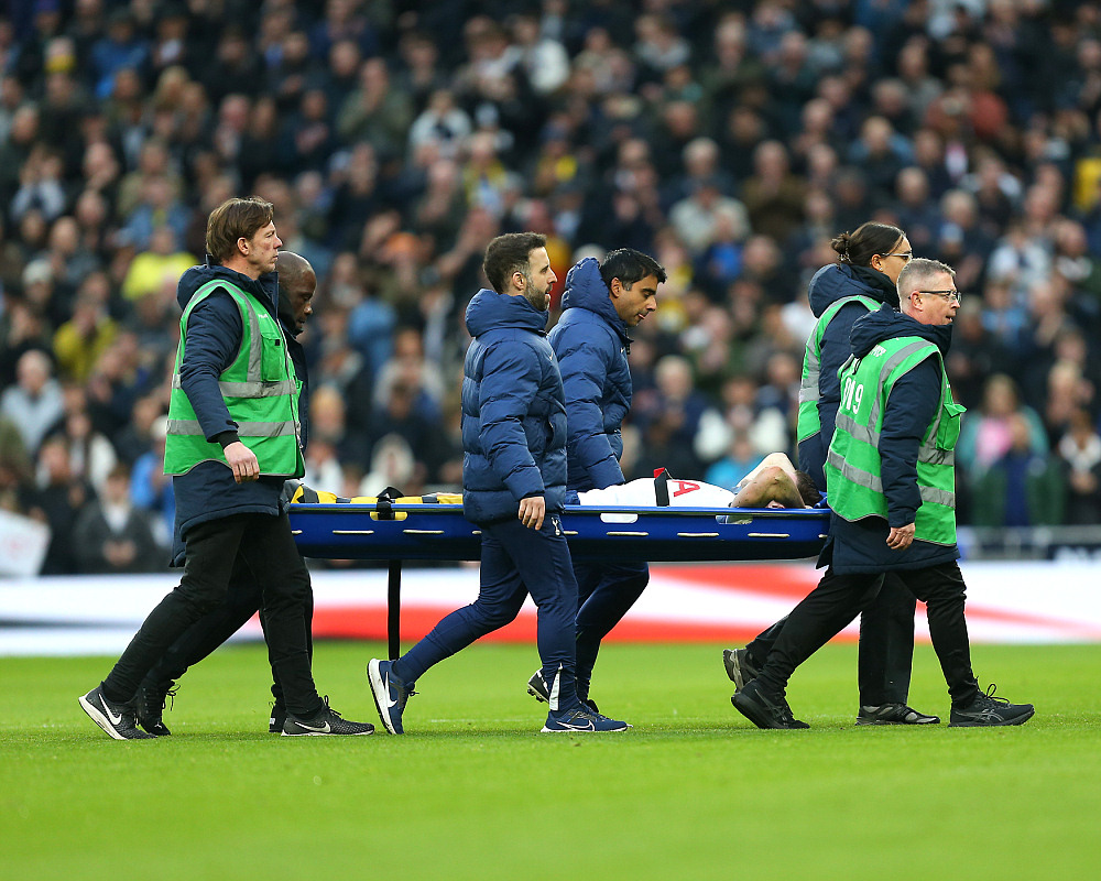 Бен Дэвис покидает поле на носилках во время матча АПЛ между «Тоттенхэмом» и «Вест Хэмом». 17 января 2026 года