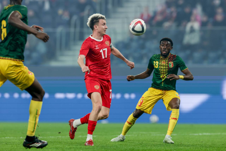 Александр Головин с мячом