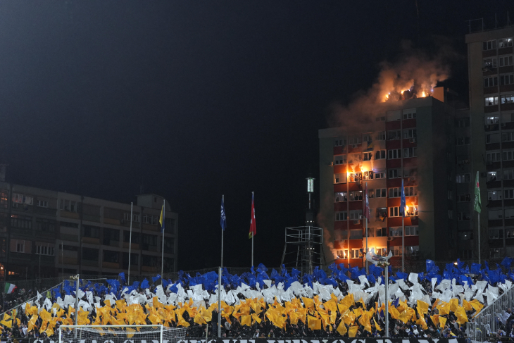 Перфоманс боснийских фанатов и пиротехника в окнах дома рядом со стадионом