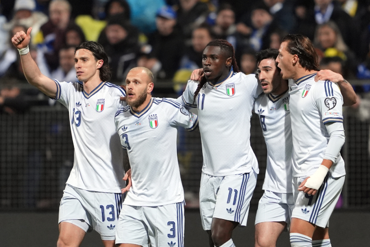 Игроки сборной Италии празднуют гол